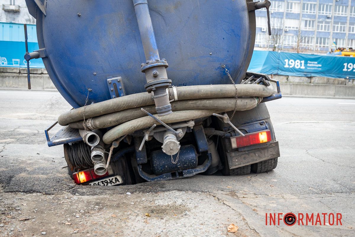 Вода затапливает укрытие: в Днепре на проспекте Яворницкого на тротуаре возле школы под грузовиком провалился асфальт 13