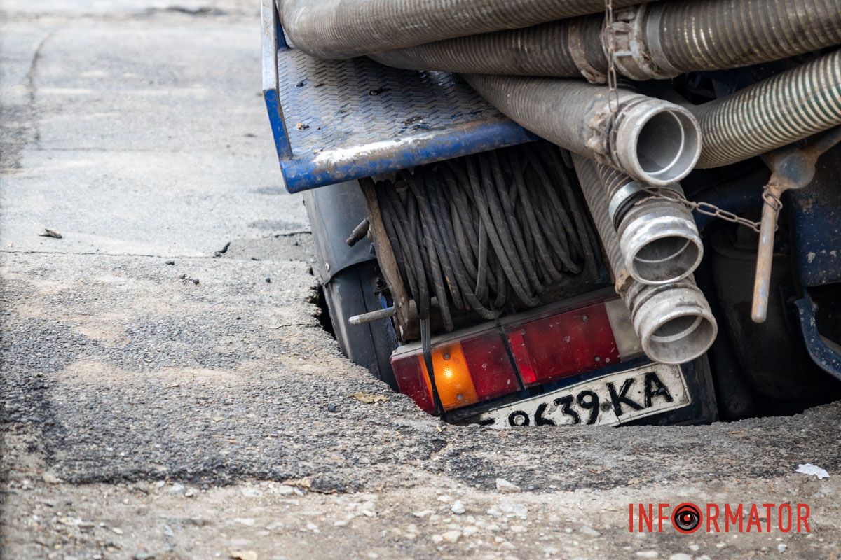 Вода затапливает укрытие: в Днепре на проспекте Яворницкого на тротуаре возле школы под грузовиком провалился асфальт 15
