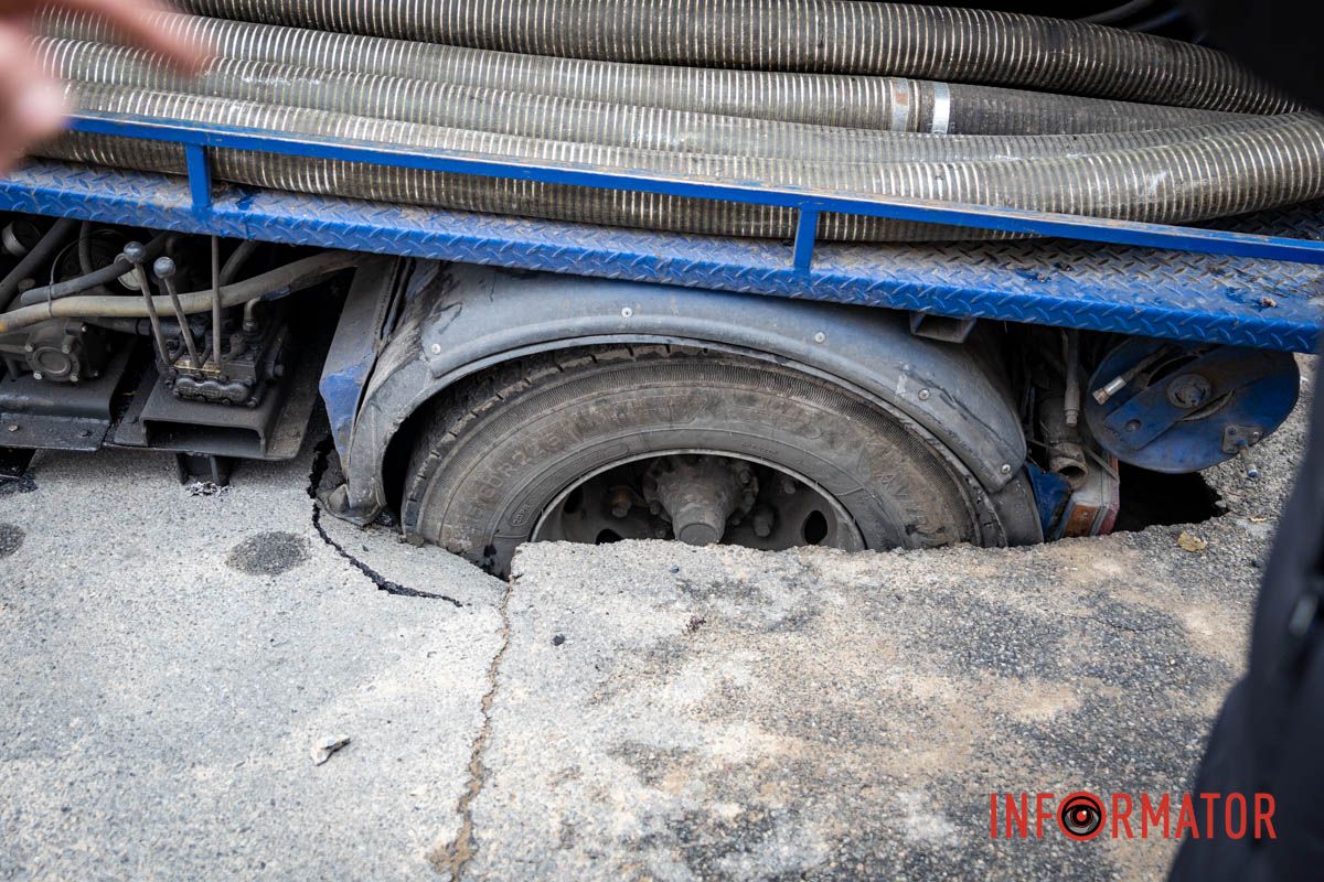 Вода затапливает укрытие: в Днепре на проспекте Яворницкого на тротуаре возле школы под грузовиком провалился асфальт 12