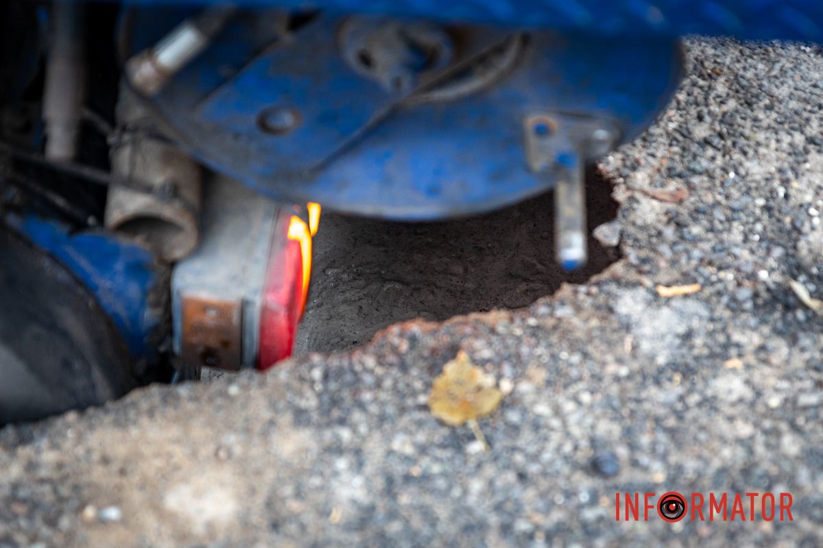 Вода затапливает укрытие: в Днепре на проспекте Яворницкого на тротуаре возле школы под грузовиком провалился асфальт 11