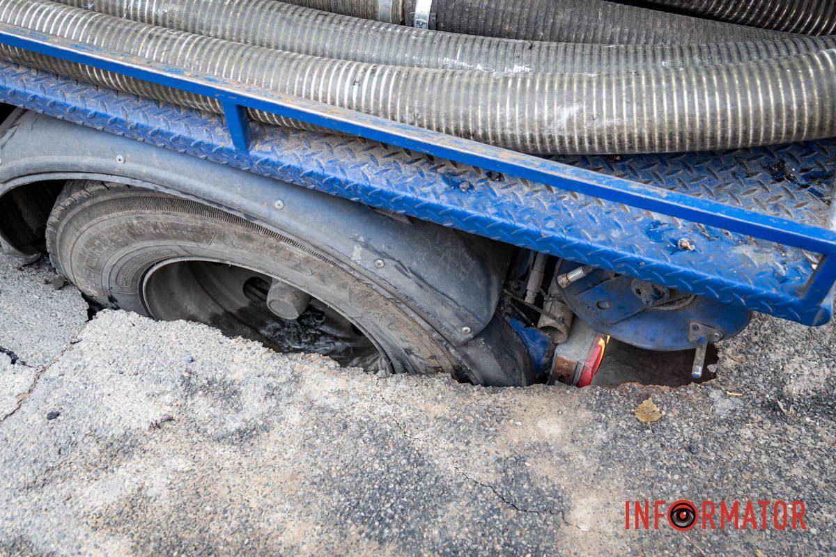 Вода затапливает укрытие: в Днепре на проспекте Яворницкого на тротуаре возле школы под грузовиком провалился асфальт 10