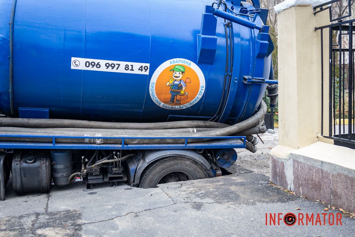 Вода затапливает укрытие: в Днепре на проспекте Яворницкого на тротуаре возле школы под грузовиком провалился асфальт 9