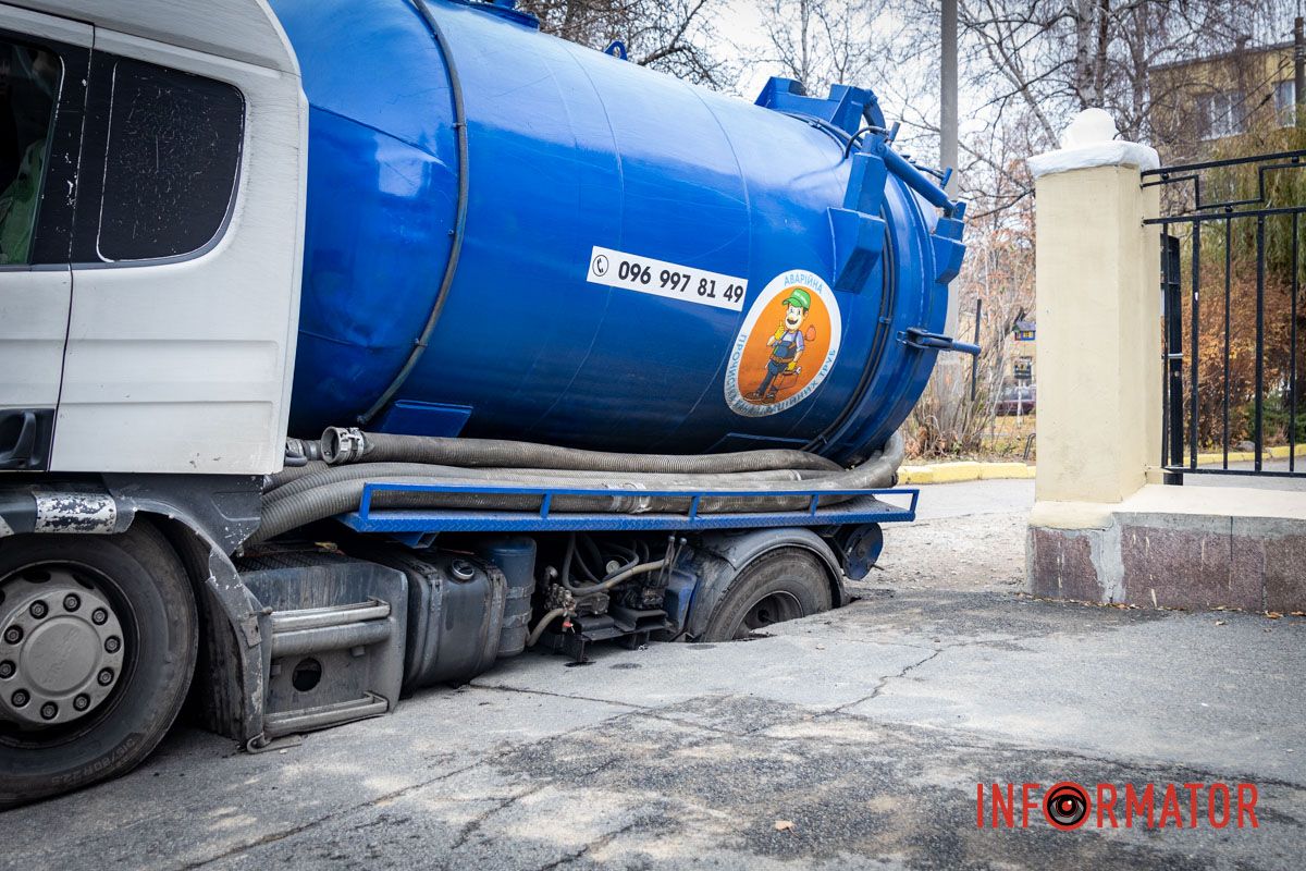 Вода затапливает укрытие: в Днепре на проспекте Яворницкого на тротуаре возле школы под грузовиком провалился асфальт 8