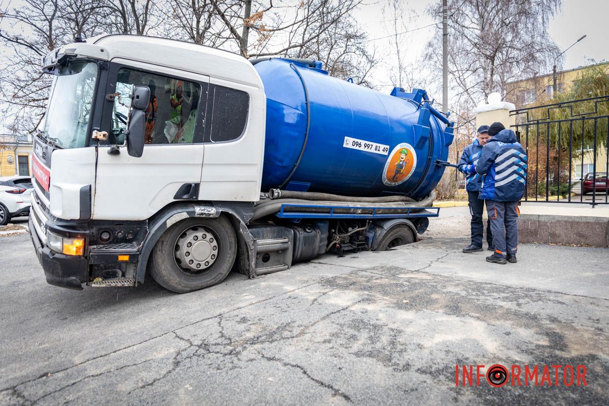 Вода затапливает укрытие: в Днепре на проспекте Яворницкого на тротуаре возле школы под грузовиком провалился асфальт 6