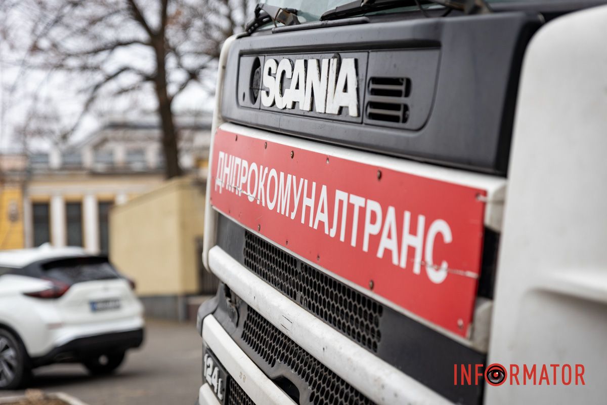 Вода затапливает укрытие: в Днепре по проспекту Яворницкого на тротуаре возле школы под грузовиком провалился асфальт 4