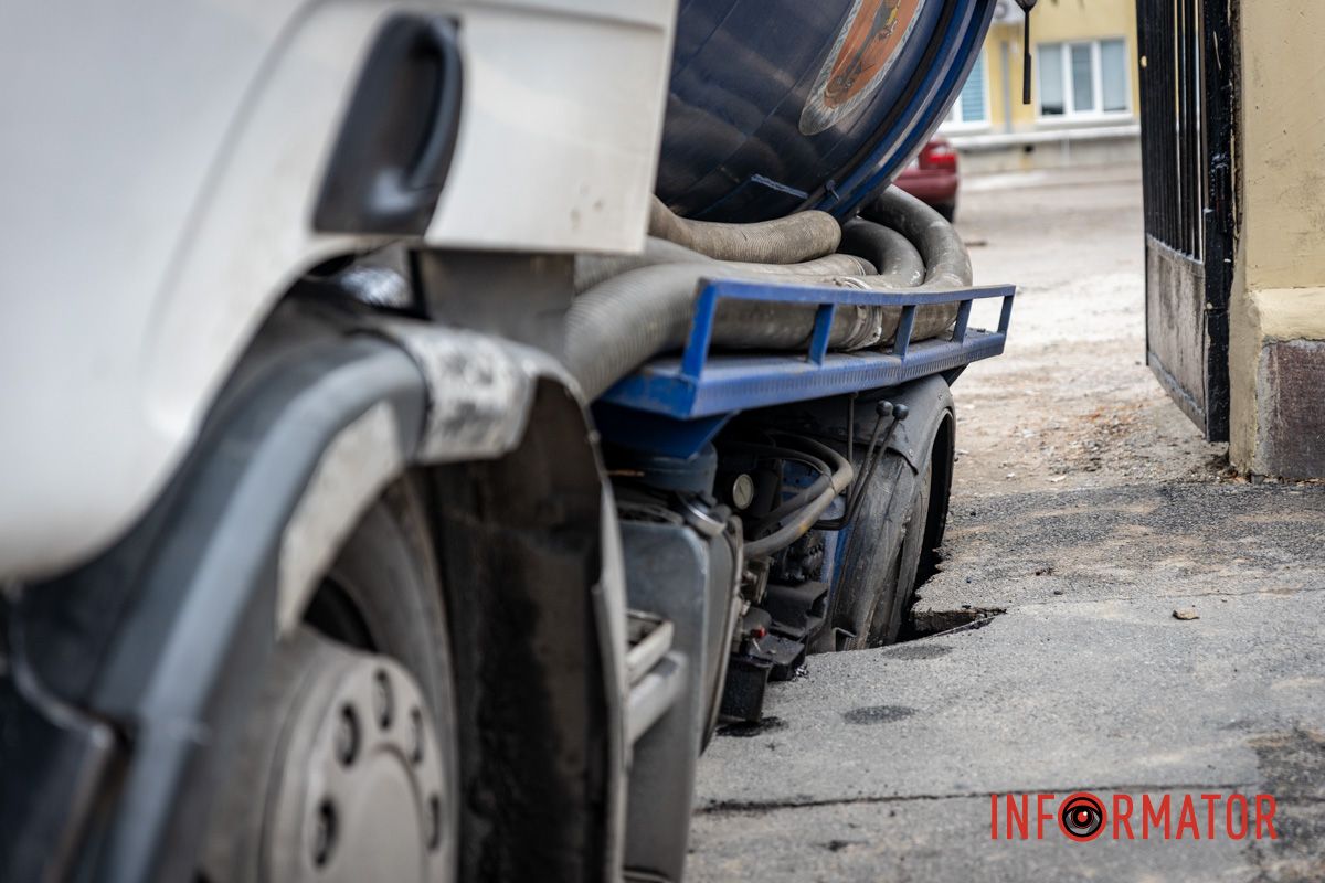 Вода затапливает укрытие: в Днепре на проспекте Яворницкого на тротуаре возле школы под грузовиком провалился асфальт 5
