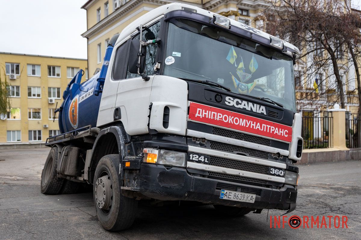 Вода затапливает укрытие: в Днепре на проспекте Яворницкого на тротуаре возле школы под грузовиком провалился асфальт 3