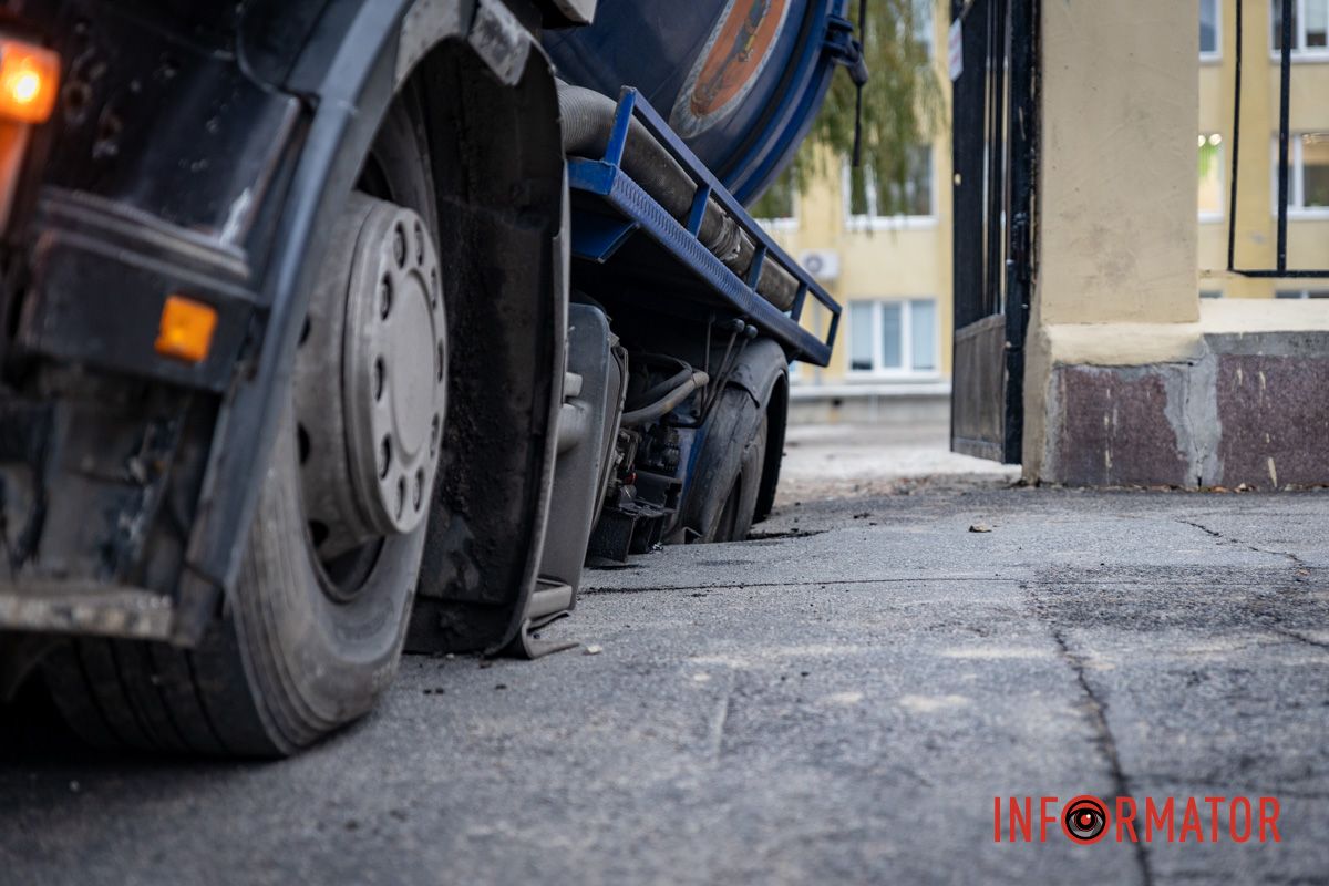 Вода затапливает укрытие: в Днепре на проспекте Яворницкого на тротуаре возле школы под грузовиком провалился асфальт 2
