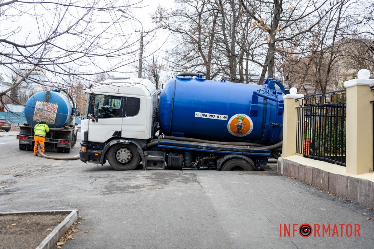 Вода затапливает укрытие: в Днепре на проспекте Яворницкого на тротуаре возле школы под грузовиком провалился асфальт 1