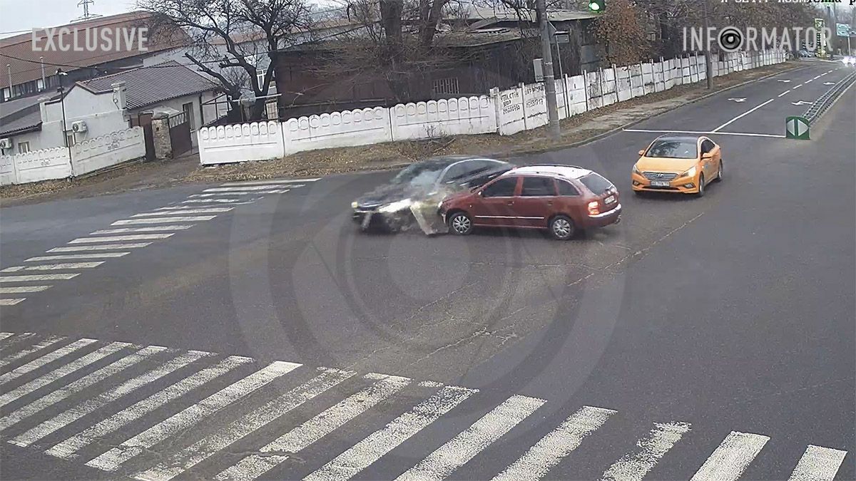 В Днепре на Космической Kia столкнулась с Skoda и влетела в столб: видео момента