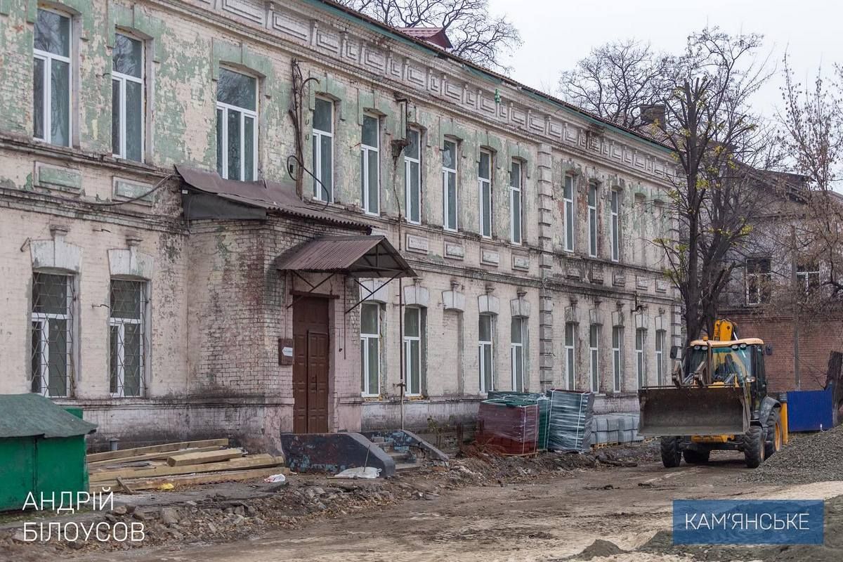 Работы финансируются из государственного бюджета с привлечением софинансирования из городского бюджета В Каменском проводят капитальный ремонт старейшего учебного заведения города 7