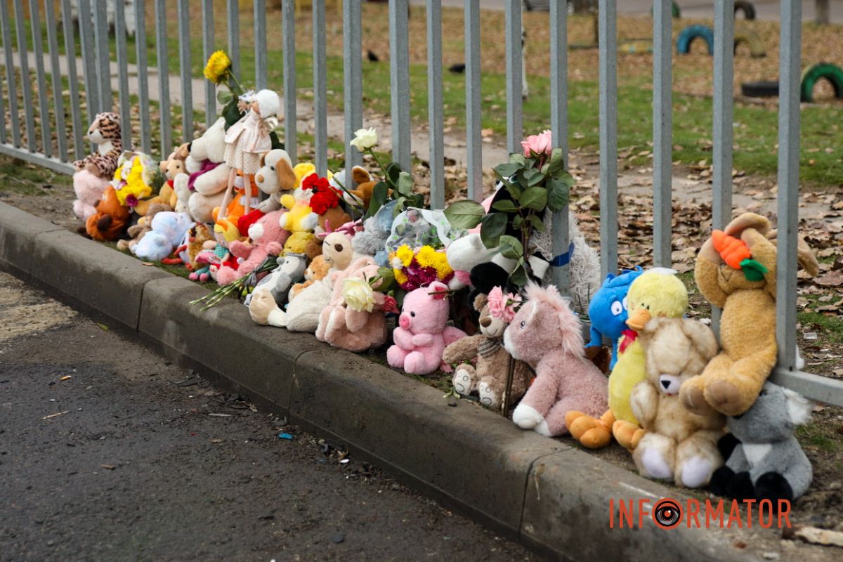 С этого времени на место трагедии люди начали приносить конфеты, цветы и мягкие игрушки