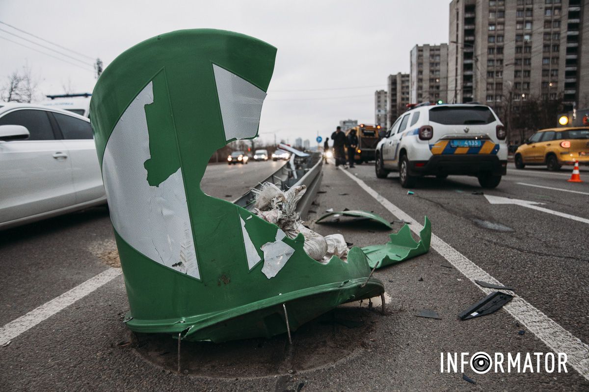 У Дніпрі на Набережній Перемоги через Citroen таксі Uklon Range Rover в'їхав у відбійник: є постраждалі, утворився кілометровий затор 13