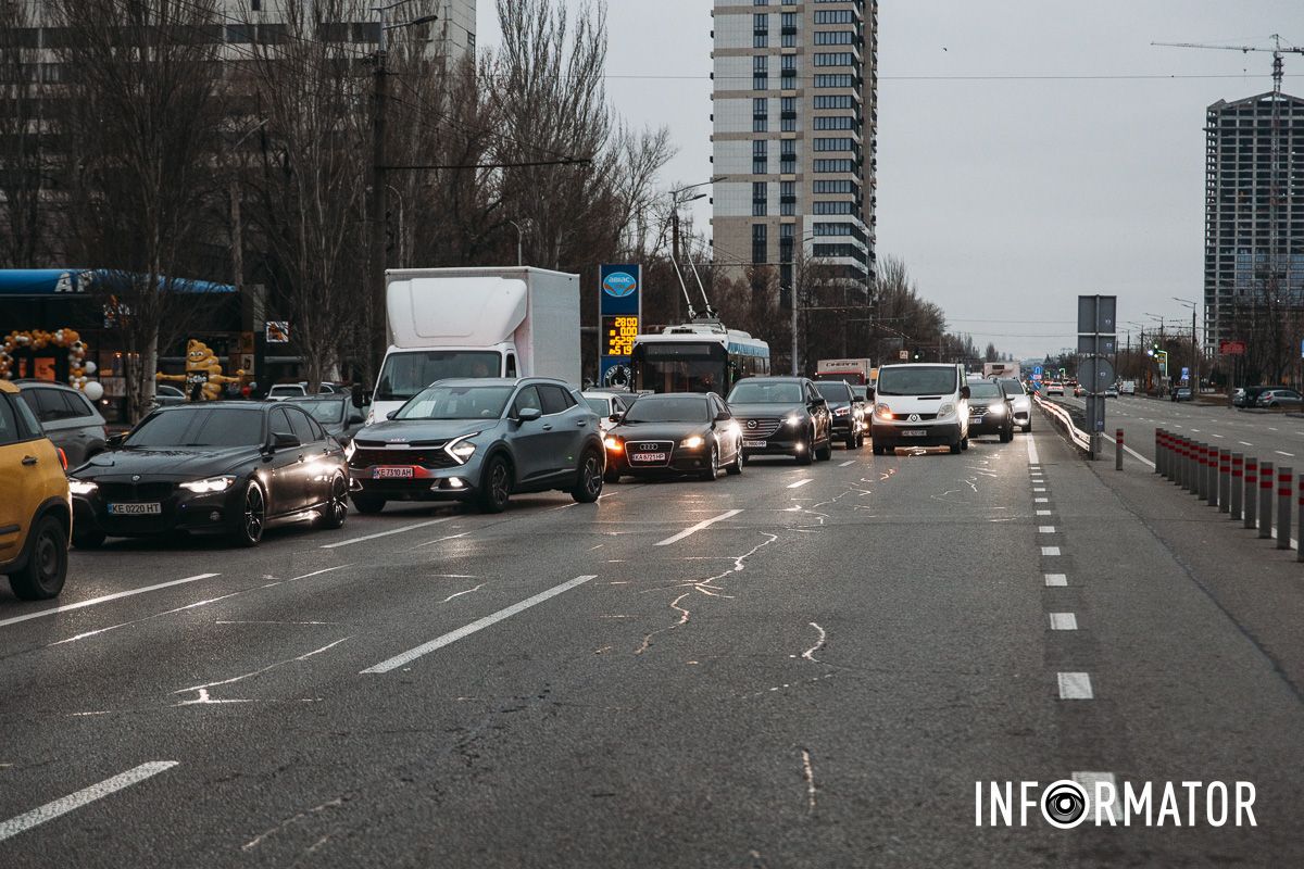 У Дніпрі на Набережній Перемоги через Citroen таксі Uklon Range Rover в'їхав у відбійник: є постраждалі, утворився кілометровий затор 14