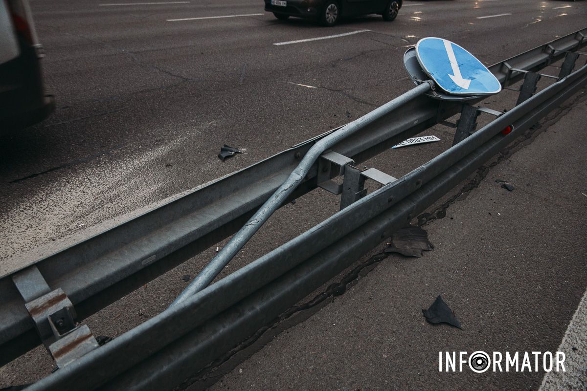 У Дніпрі на Набережній Перемоги через Citroen таксі Uklon Range Rover в'їхав у відбійник: є постраждалі, утворився кілометровий затор 15