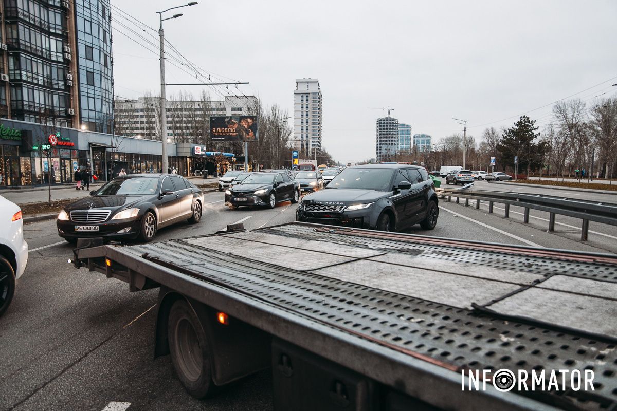 У Дніпрі на Набережній Перемоги через Citroen таксі Uklon Range Rover в'їхав у відбійник: є постраждалі, утворився кілометровий затор 16