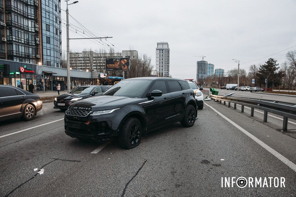 У Дніпрі на Набережній Перемоги через Citroen таксі Uklon Range Rover в'їхав у відбійник: є постраждалі, утворився кілометровий затор 17