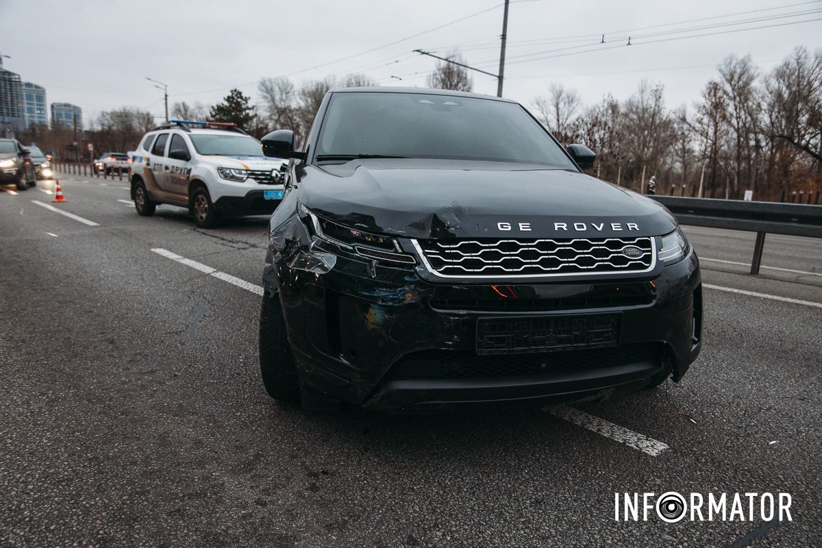 У Дніпрі на Набережній Перемоги через Citroen таксі Uklon Range Rover в'їхав у відбійник: є постраждалі, утворився кілометровий затор 18