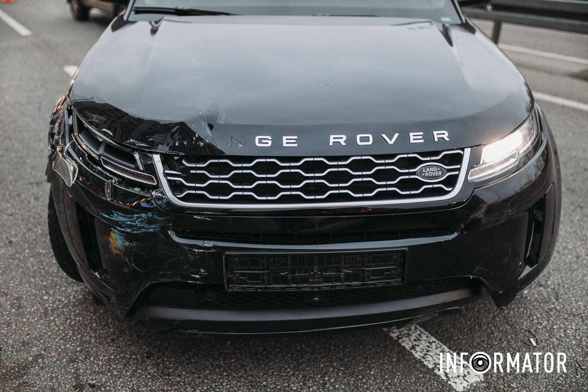 У Дніпрі на Набережній Перемоги через Citroen таксі Uklon Range Rover в'їхав у відбійник: є постраждалі, утворився кілометровий затор 1