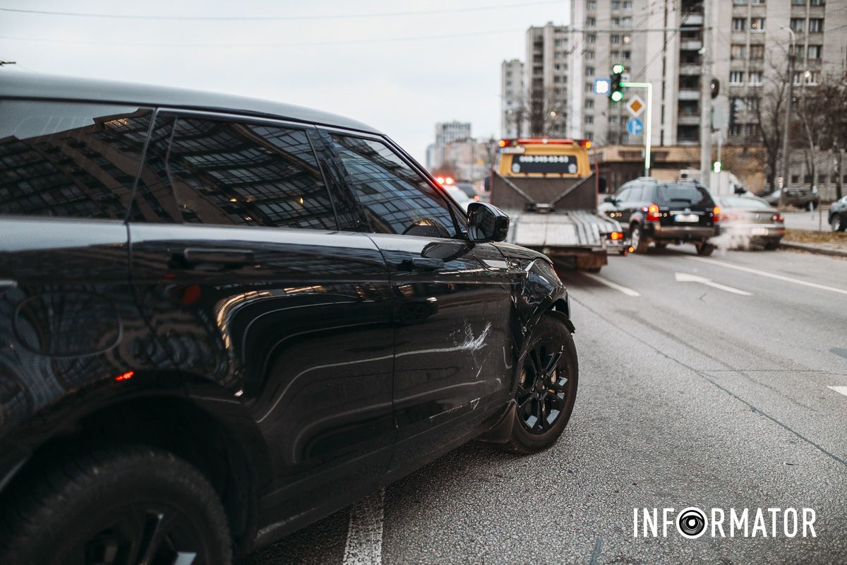 У Дніпрі на Набережній Перемоги через Citroen таксі Uklon Range Rover в'їхав у відбійник: є постраждалі, утворився кілометровий затор 3