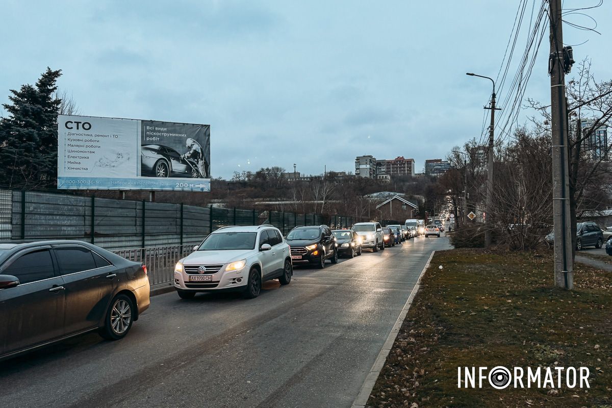 У Дніпрі на Набережній Перемоги через Citroen таксі Uklon Range Rover в'їхав у відбійник: є постраждалі, утворився кілометровий затор 4