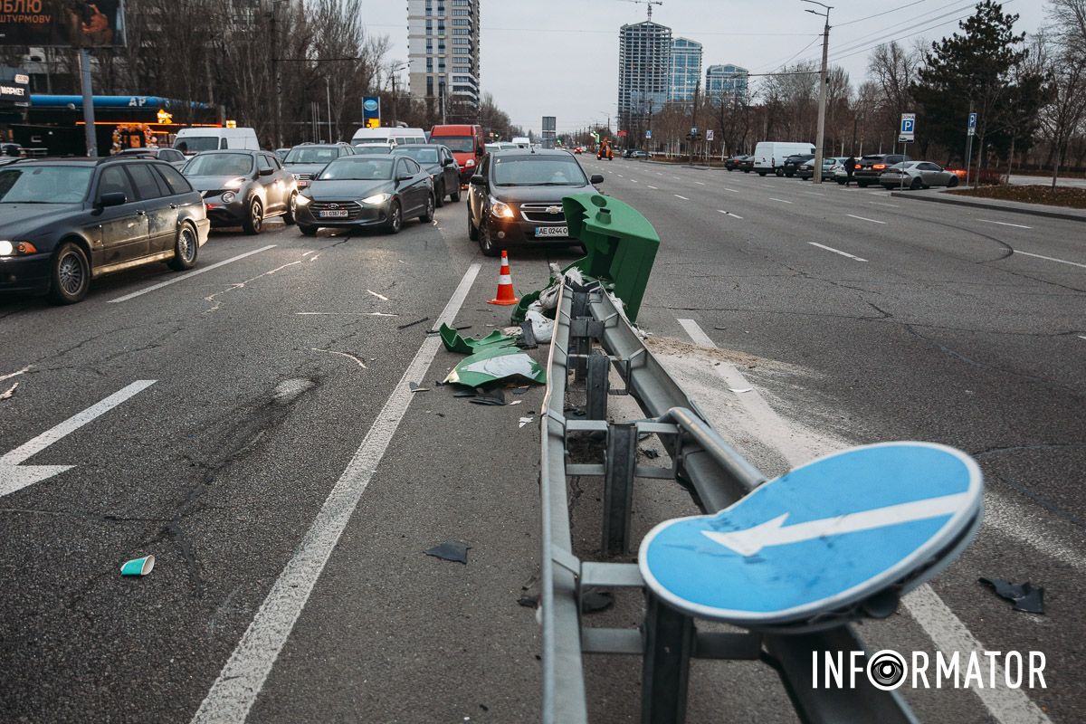 У Дніпрі на Набережній Перемоги через Citroen таксі Uklon Range Rover в'їхав у відбійник: є постраждалі, утворився кілометровий затор 5