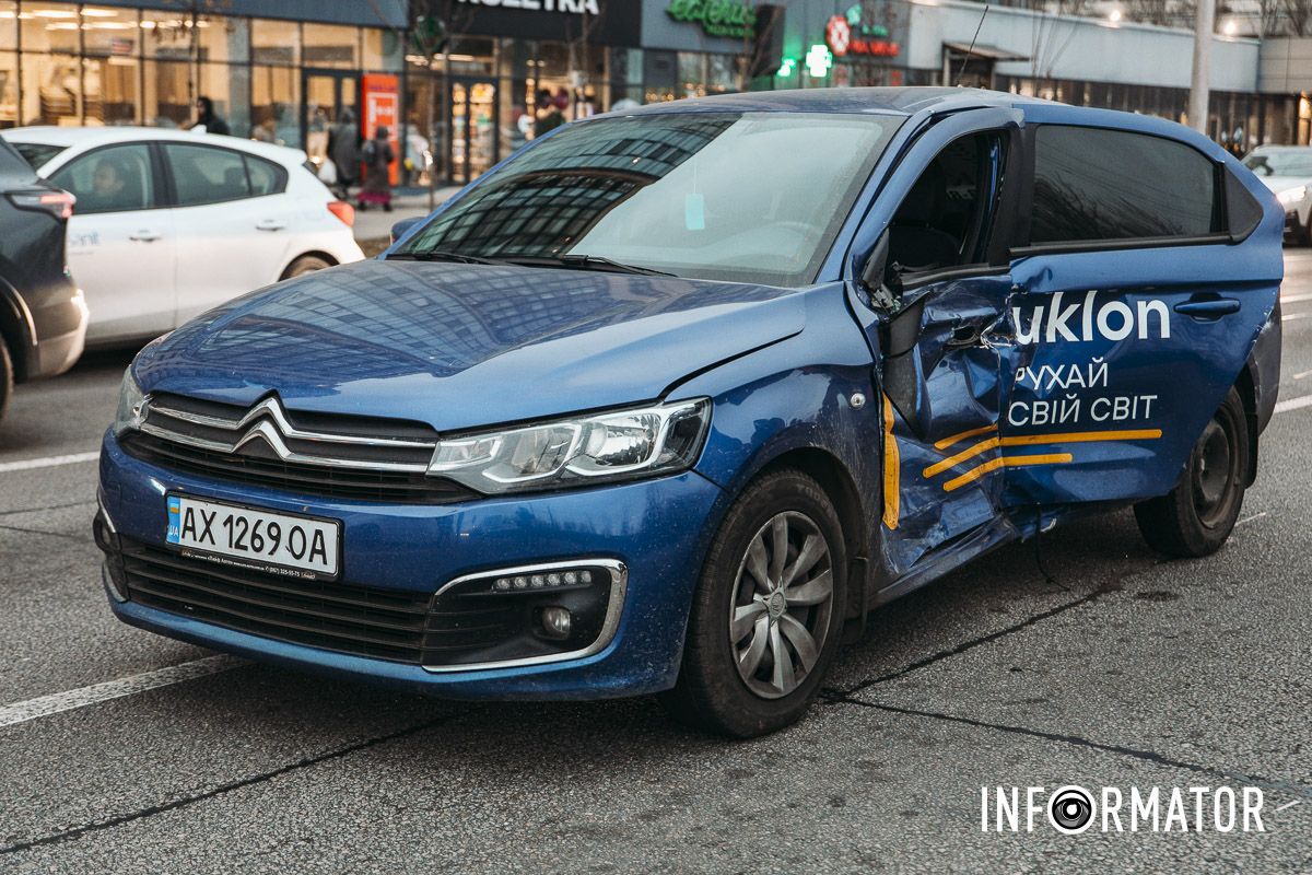 У Дніпрі на Набережній Перемоги через Citroen таксі Uklon Range Rover в'їхав у відбійник: є постраждалі, утворився кілометровий затор 6