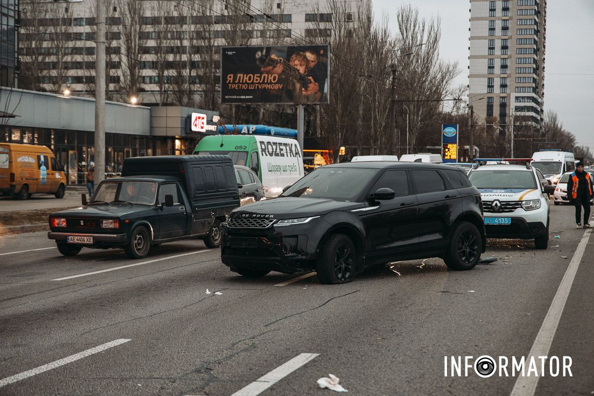У Дніпрі на Набережній Перемоги через Citroen таксі Uklon Range Rover в'їхав у відбійник: є постраждалі, утворився кілометровий затор 7
