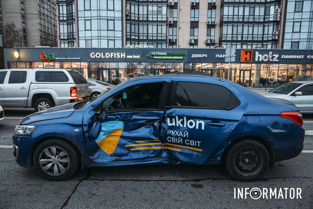 У Дніпрі на Набережній Перемоги через Citroen таксі Uklon Range Rover в'їхав у відбійник: є постраждалі, утворився кілометровий затор 8