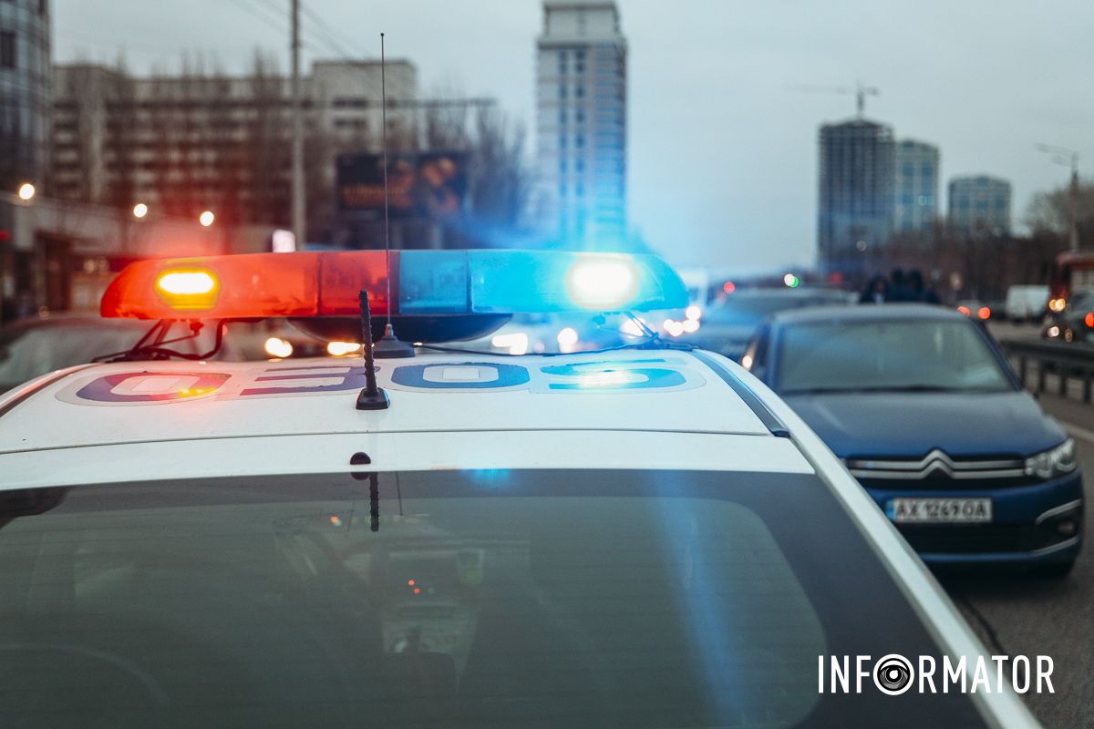 У Дніпрі на Набережній Перемоги через Citroen таксі Uklon Range Rover в'їхав у відбійник: є постраждалі, утворився кілометровий затор 9