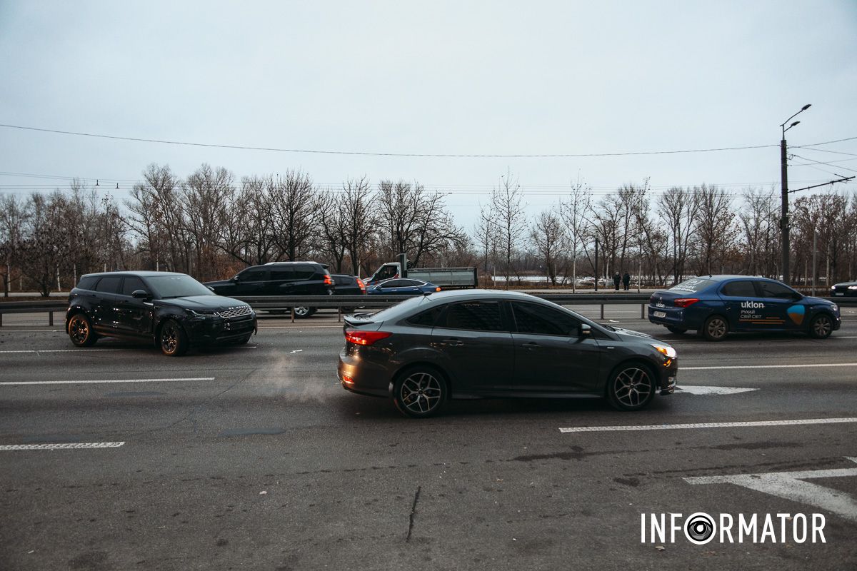 У Дніпрі на Набережній Перемоги через Citroen таксі Uklon Range Rover в'їхав у відбійник: є постраждалі, утворився кілометровий затор 10