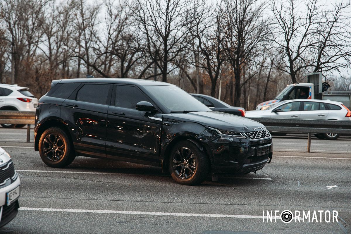 У Дніпрі на Набережній Перемоги через Citroen таксі Uklon Range Rover в'їхав у відбійник: є постраждалі, утворився кілометровий затор 11