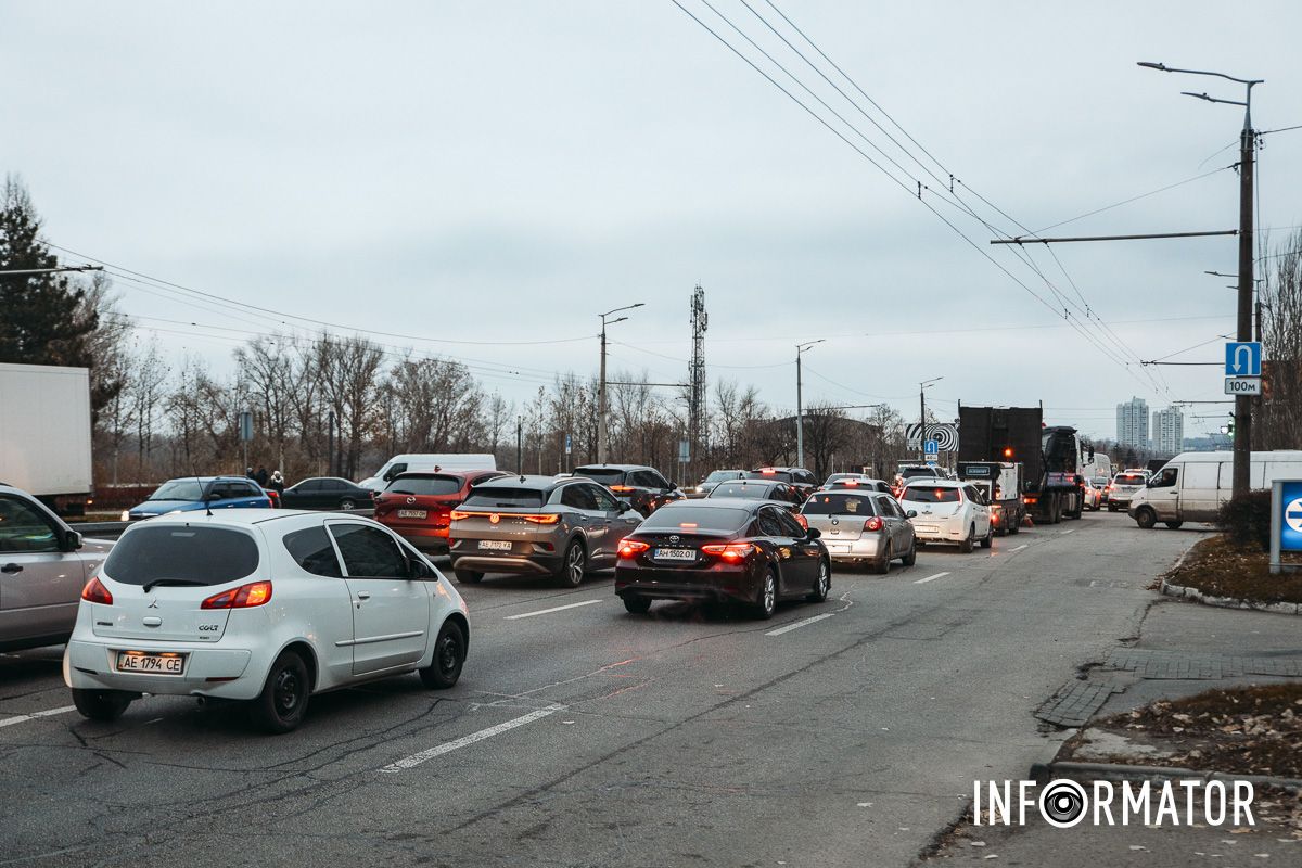 У Дніпрі на Набережній Перемоги через Citroen таксі Uklon Range Rover в'їхав у відбійник: є постраждалі, утворився кілометровий затор 12