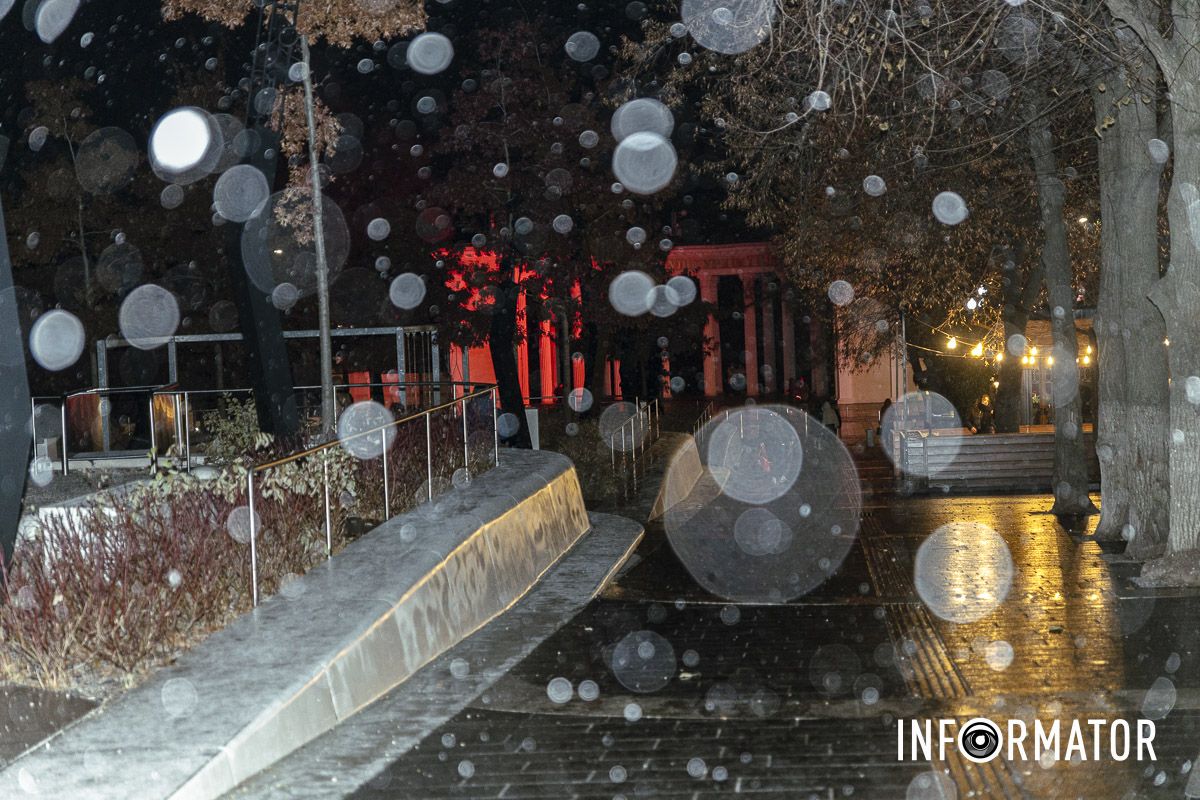 Не забудьте оставить под подушкой вкуснятина: в Днепре накануне Дня святого Николая пошел снег 1