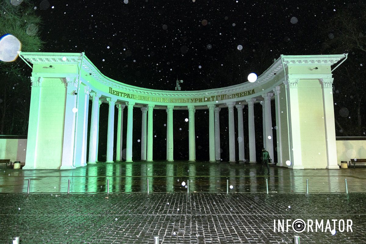 Не забудьте оставить под подушкой вкуснятина: в Днепре накануне Дня святого Николая пошел снег 7