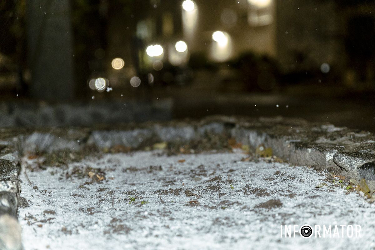 Не забудьте оставить под подушкой вкуснятина: в Днепре накануне Дня святого Николая пошел снег 5