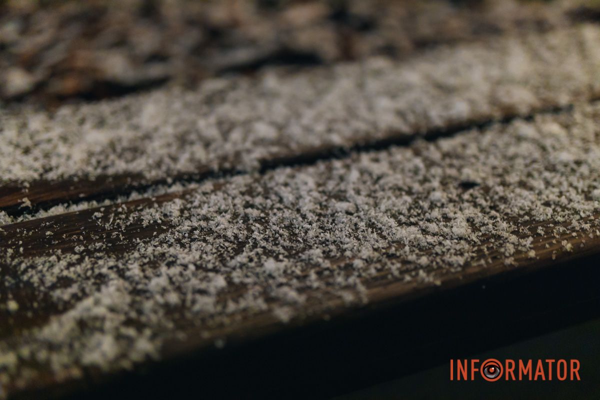 Не забудьте оставить под подушкой вкуснятина: в Днепре накануне Дня святого Николая пошел снег 12