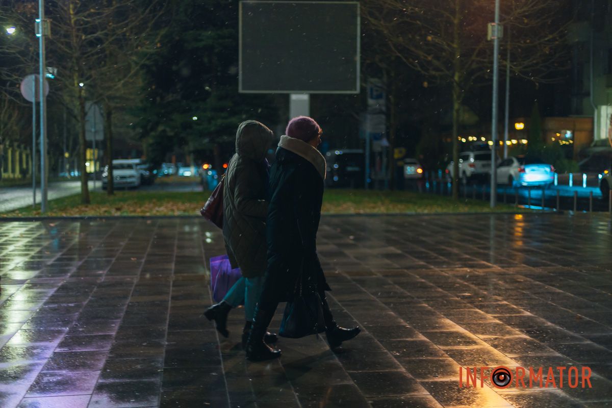 Не забудьте оставить под подушкой вкуснятина: в Днепре в канун Дня святого Николая пошел снег 17