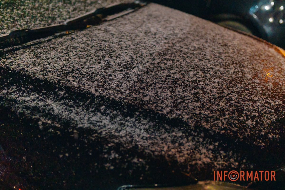 Не забудьте оставить под подушкой вкуснятина: в Днепре накануне Дня святого Николая пошел снег 21