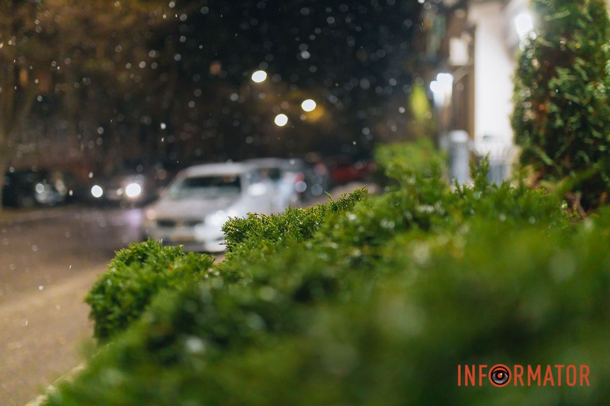 Не забудьте оставить под подушкой вкуснятина: в Днепре накануне Дня святого Николая пошел снег 28