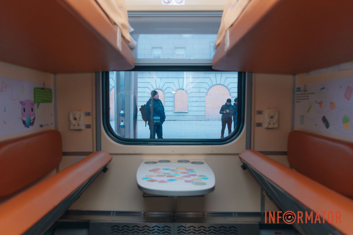 Уже вирушив з першими пасажирами до туристичних колисок України: у Дніпрі презентували дитячий вагон 6