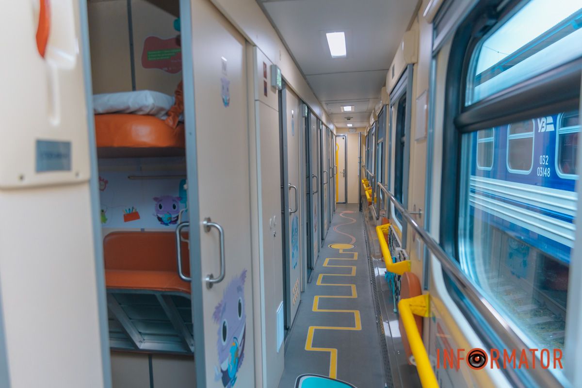Уже вирушив з першими пасажирами до туристичних колисок України: у Дніпрі презентували дитячий вагон 3