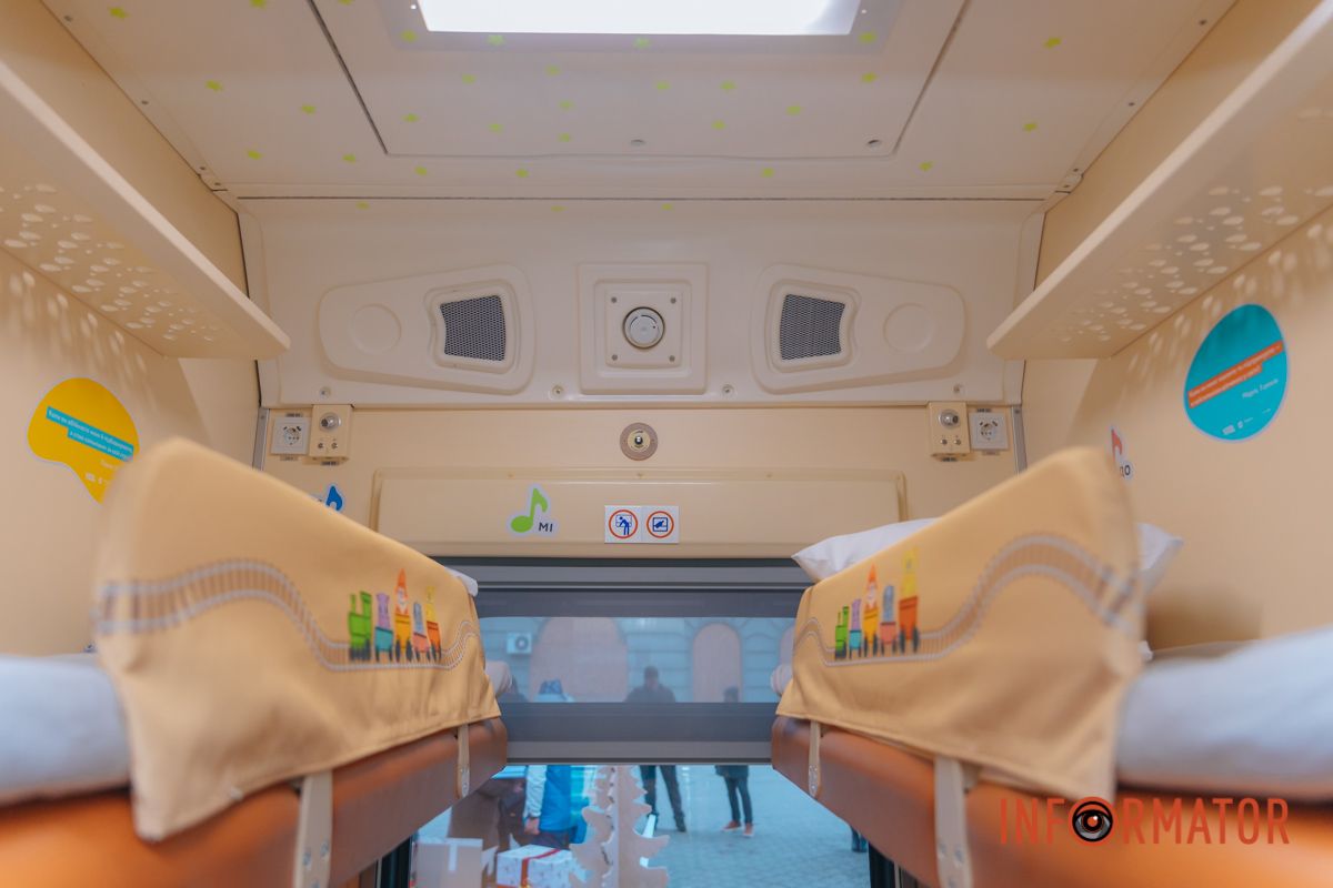 Уже вирушив з першими пасажирами до туристичних колисок України: у Дніпрі презентували дитячий вагон 2