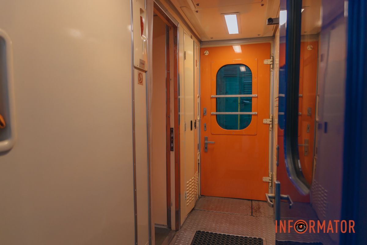 Уже вирушив з першими пасажирами до туристичних колисок України: у Дніпрі презентували дитячий вагон 1