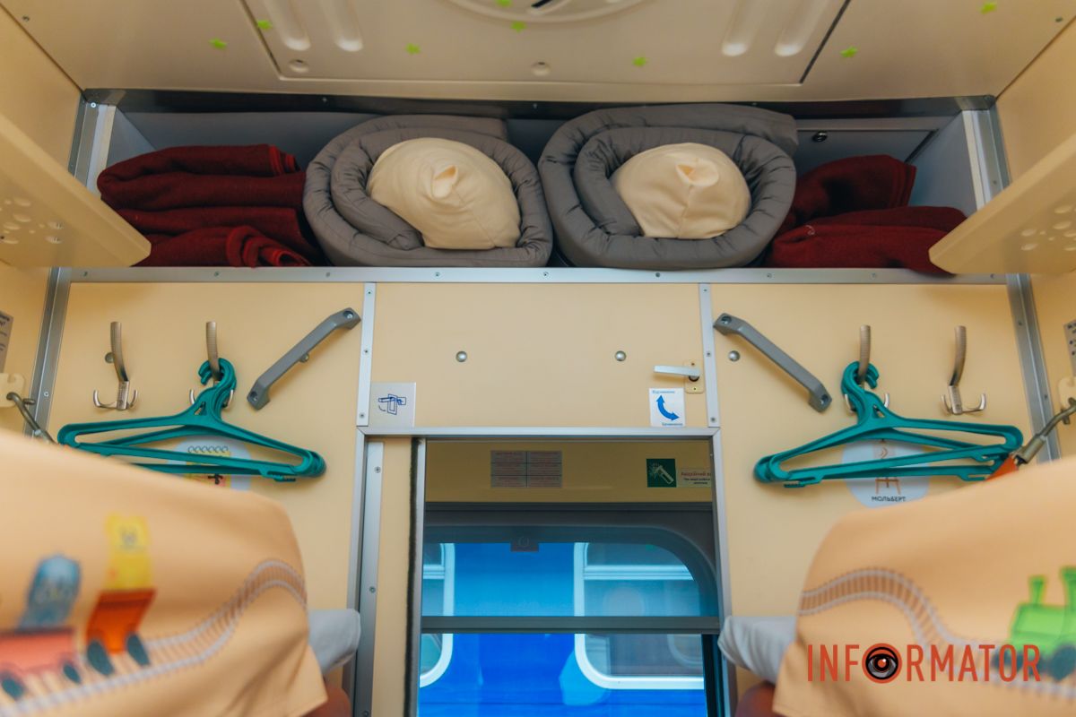 Уже вирушив з першими пасажирами до туристичних колисок України: у Дніпрі презентували дитячий вагон 16