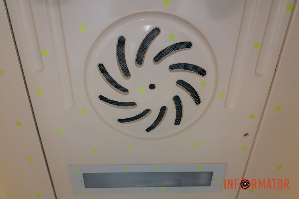 Уже вирушив з першими пасажирами до туристичних колисок України: у Дніпрі презентували дитячий вагон 23