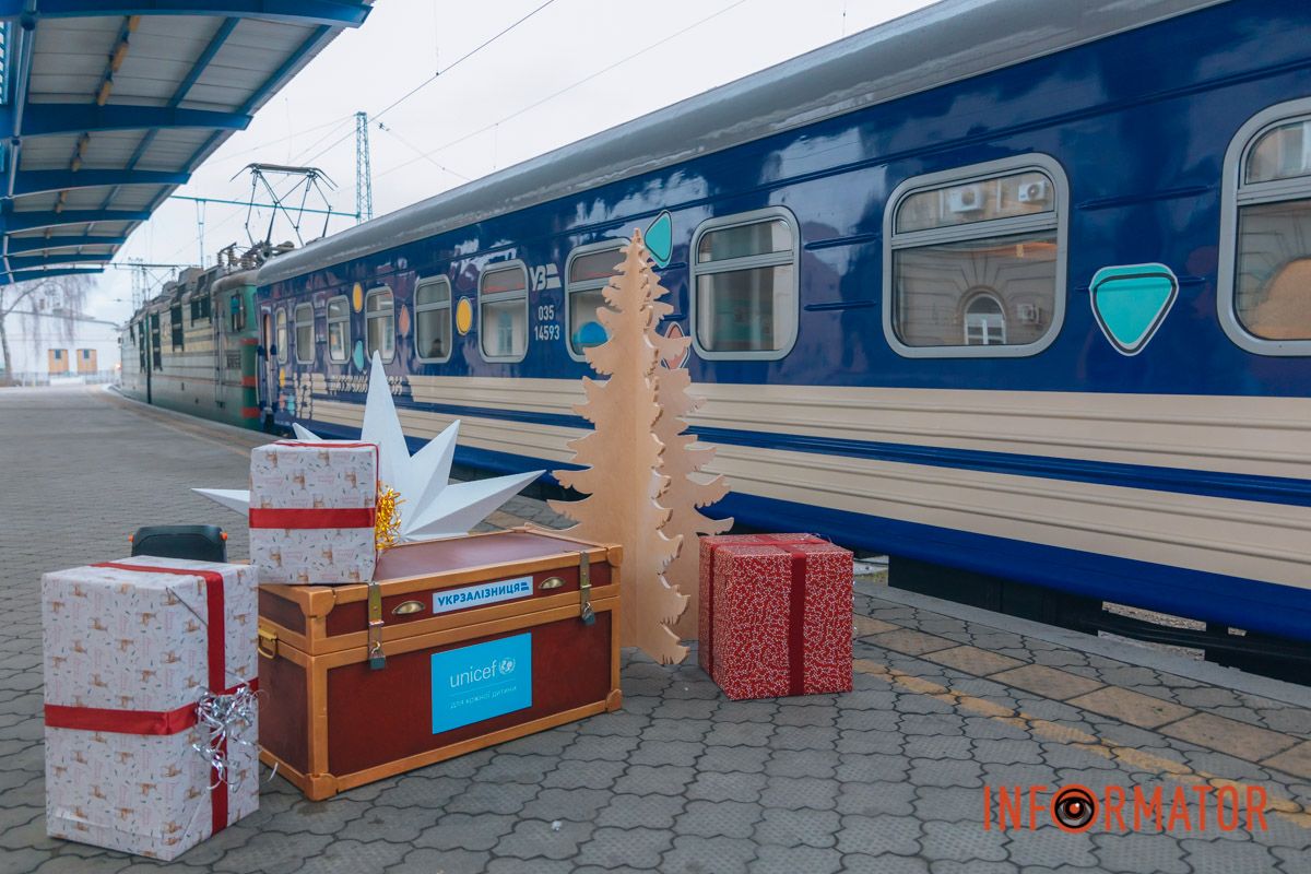 Уже вирушив з першими пасажирами до туристичних колисок України: у Дніпрі презентували дитячий вагон 30