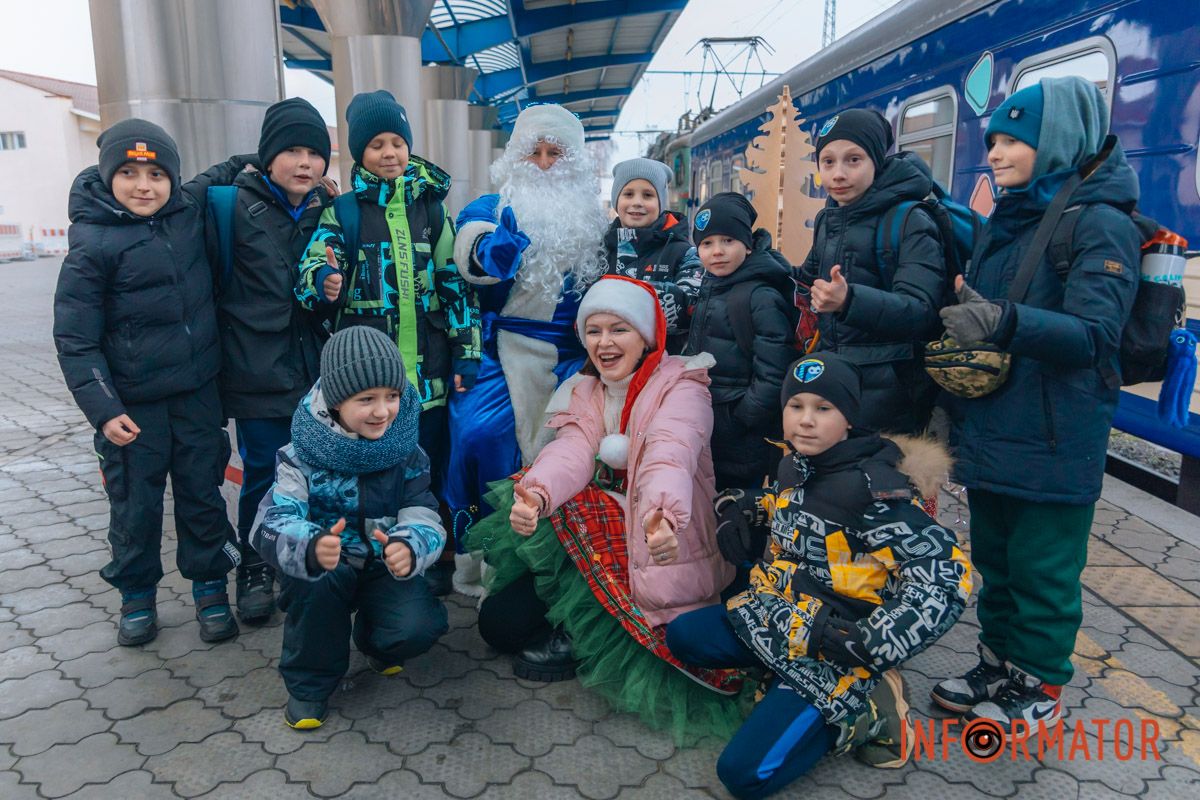 Уже вирушив з першими пасажирами до туристичних колисок України: у Дніпрі презентували дитячий вагон 29