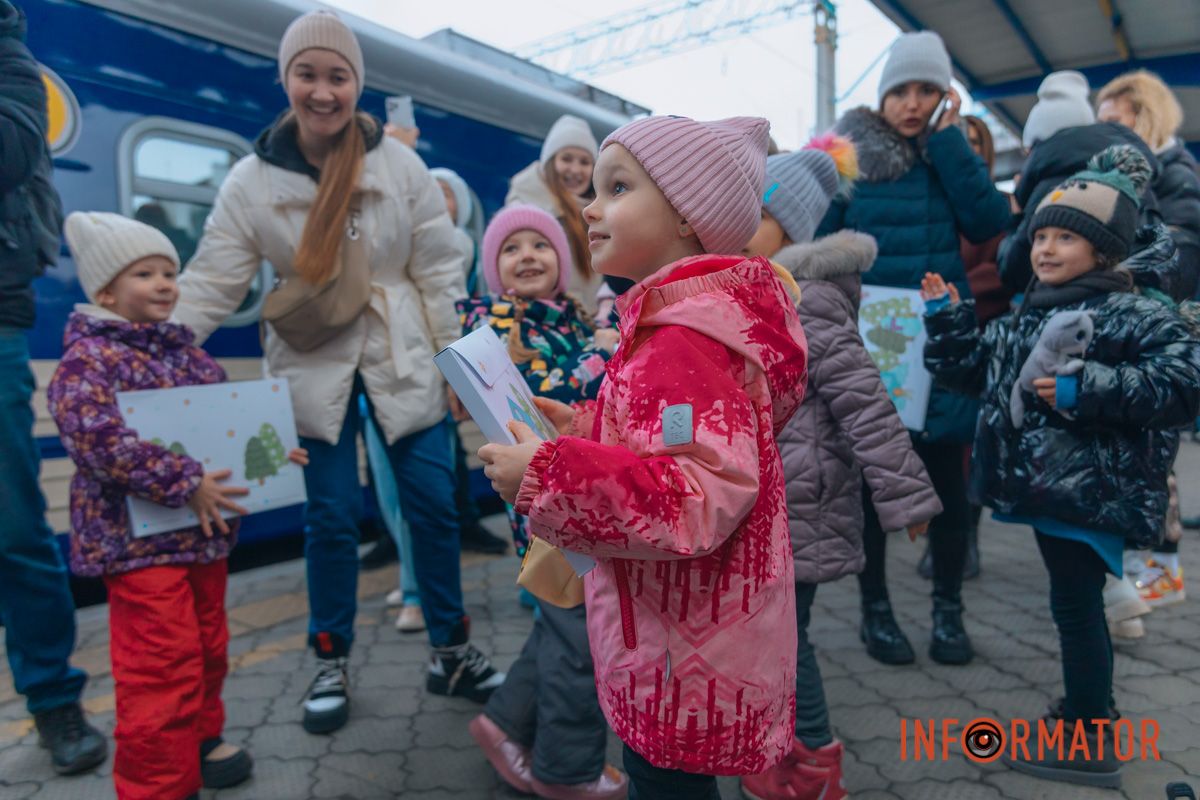 Уже вирушив з першими пасажирами до туристичних колисок України: у Дніпрі презентували дитячий вагон 28