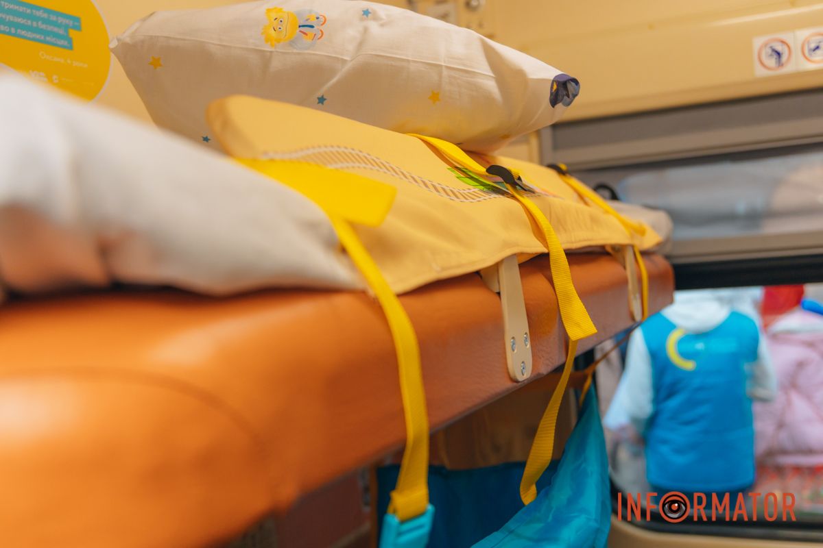 Уже вирушив з першими пасажирами до туристичних колисок України: у Дніпрі презентували дитячий вагон 32